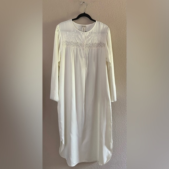 Delicates Elegant White Long Sleeve Nightgown, Nightie, embroidered M deadstock - Picture 1 of 8